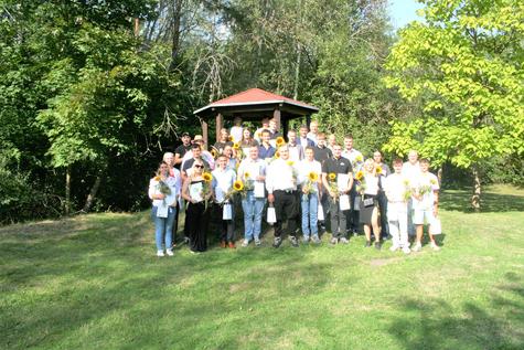 <p>Geschafft! Die Absolventinnen und Absolventen der land- und hauswirtschaftlichen Berufe nach der feierlichen Zeugnisübergabe im Haus Grillensee in Naunhof – gemeinsam mit ihren Wegbegleitern und Wegbegleiterinnen aus Ausbildung, Berufsverbänden und Landkreis.</p>