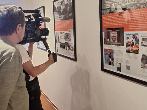 <p>Auch ein Filmteam des WDR für die Sendung Frau TV begleitete die Ausstellungseröffnung und hielt Eindrücke, Gespräche und Stimmen rund um „Frauen im geteilten Deutschland“ fest. Der Beitrag wird am 10. September ausgestrahlt und danach auch online zu sehen sein.&nbsp;</p>