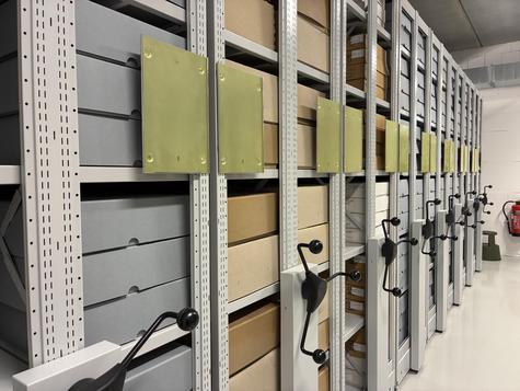 <p>Blick in die Magazine des Kreisarchivs: Historische Unterlagen finden im neuen Dokumentationszentrum moderne und sichere Aufbewahrungsbedingungen. Das Kreisarchiv des Landkreises Leipzig verwahrt rund 10.000 laufende Meter Archiv- und Registraturgut – darunter Urkunden, Akten, Karten, Pläne, Fotografien und Nachlässe.</p>