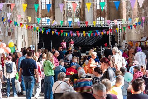 <p>Zahlreiche Gäste nutzten das Inklusionsfest in der Klosterkirche Grimma für Begegnungen und gemeinsamen Austausch.</p>
