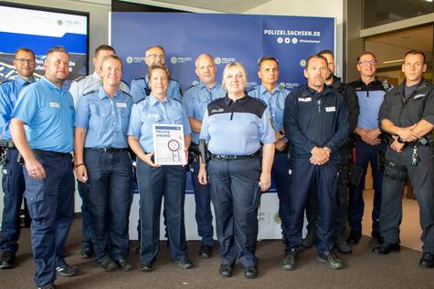 <p>Polizeiarbeit zum Ausprobieren: Das Polizeirevier Borna wurde für sein besonders praxisnahes Angebot bei „SCHAU REIN!“ als „Best Practice 2026“ ausgezeichnet. hier konnten die Jugendlichen unter anderem Tatorte untersuchen, Spuren sichern und realitätsnahe Einsätze erleben.</p>