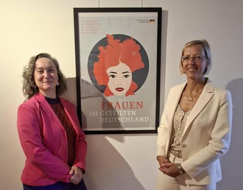 <p>Konstanze Morgenroth, Gleichstellungsbeauftragte des Landkreises Leipzig (rechts), und Ines Lüpfert, 2. Beigeordnete des Landkreises, bei der Eröffnung der Ausstellung „Frauen im geteilten Deutschland“.</p>